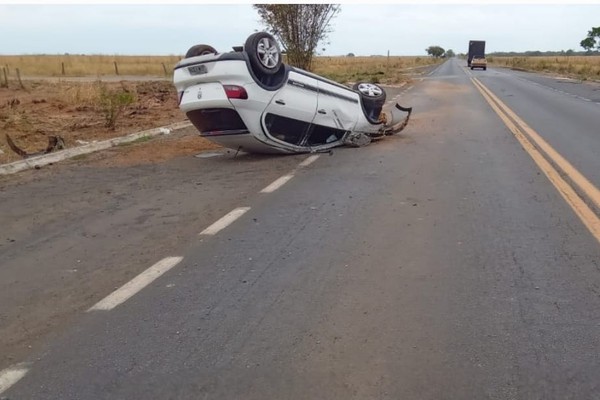 Idosa é socorrida com suspeita de fraturas após carro capotar na MG410, em Lagoa Grande