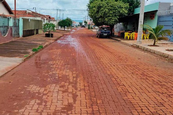 Moradores reclamam de buracos deixados abertos pela Copasa em diversos bairros da cidade