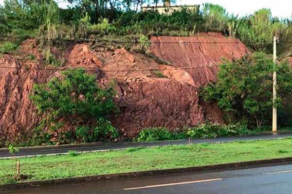 Grande deslizamento de terra no prolongamento da Fátima Porto faz Defesa Civil interditar pista