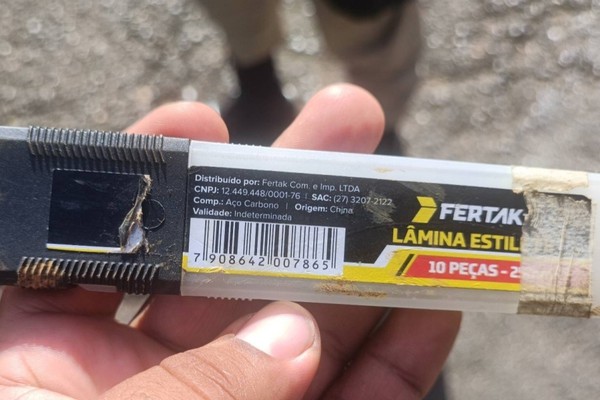 Mulher é presa ao ser flagrada em boca de fumo insalubre com o filho autista de apenas 6 anos