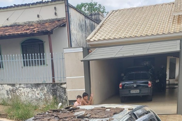 Fogo se alastra para casa e destrói veículo em garagem de Patos de Minas