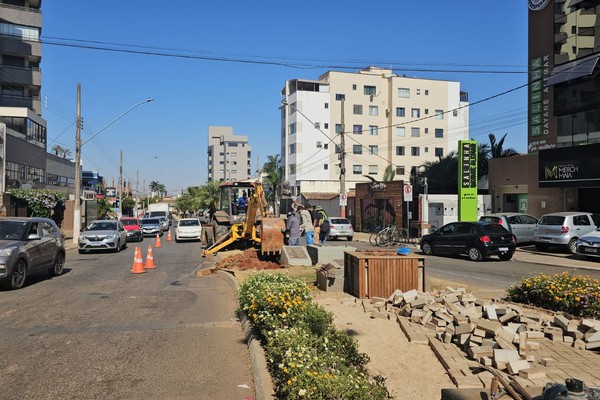 Prefeitura inicia a demolição de praça para a construção de rotatória na avenida Padre Almir