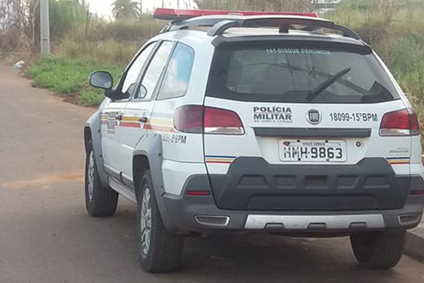 Neto de comerciante baleado faz ameaças com arma de fogo a dono de moto usada em assalto
