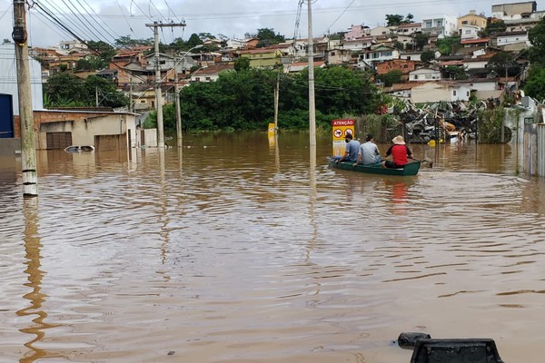 Moradores utilizam canoas e ainda tentam retirar pertences de imóveis alagados