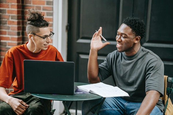 Em quanto tempo é possível aprender inglês?