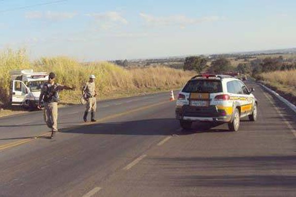 Polícia Rodoviária reforça a fiscalização para evitar acidentes no Feriado