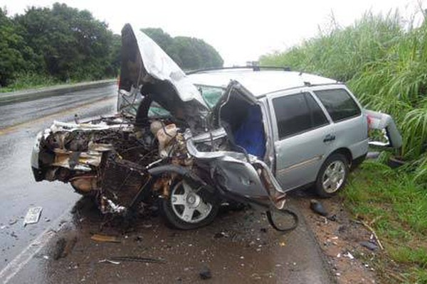 Veículo bate de frente com carreta na BR 365 e motorista fica gravemente ferido