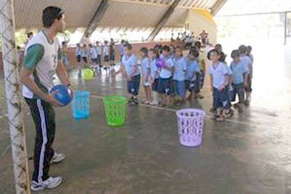 Alunos de Educação Física da FPM levam diversão para crianças do CAIC