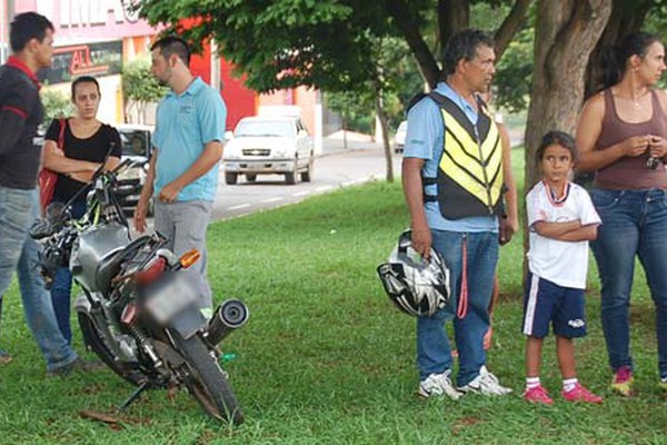 Moto e garoto de 16 anos vão parar em canteiro de avenida após acidente com carro