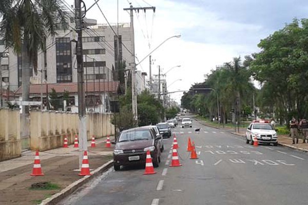 Falta de energia no centro de Patos de Minas deixa o trânsito confuso e lojistas irritados