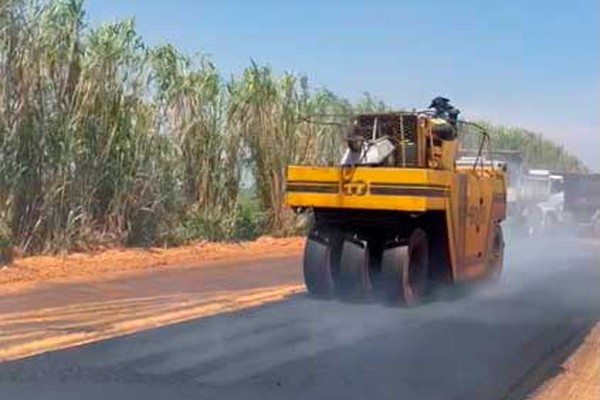 Prefeitura começa a asfaltar Estrada dos Vieiras; outros trechos também serão pavimentados