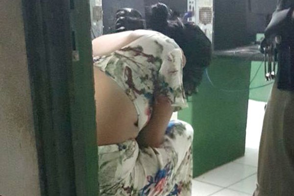 Mulher flagrada por câmeras furtando em supermercado diz que era para alimentar os filhos