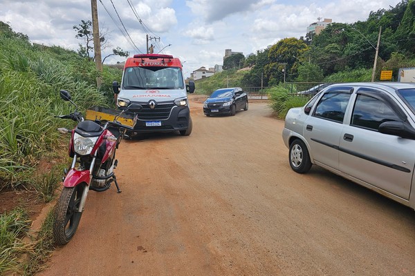 Motociclista fica ferida após escorregar no asfalto e cair na avenida Fátima Porto