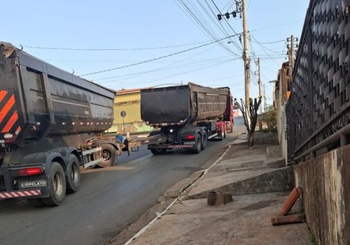 Bitrem não consegue transpor subida de rua em Patos de Minas e assusta moradores