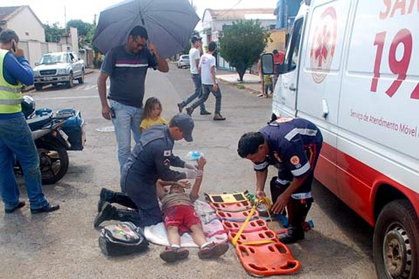 Senhor atravessa cruzamento e deixa pai e filho feridos no Bairro Santo Antônio