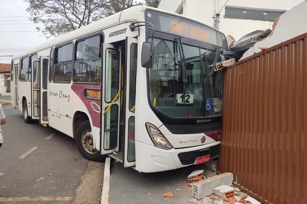 Ônibus de passageiros perde o controle, invade casa e deixa moradora ferida, em Araxá