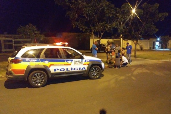 Homem compra produtos em feira, atravessa correndo avenida e acaba atropelado em Patos de Minas