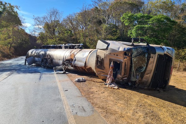 Carreta com 34 mil litros de leite tomba na MG 188, motorista fica ferido e carga se espalha por rodovia