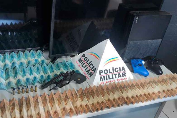 Dupla é presa com arma, mais de R$ 4 mil e vários materiais após amarrar e amordaçar casal