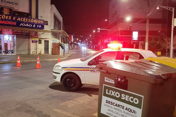 Barreiras montadas pela Polícia Militar têm o objetivo de prevenir a ocorrência de assaltos