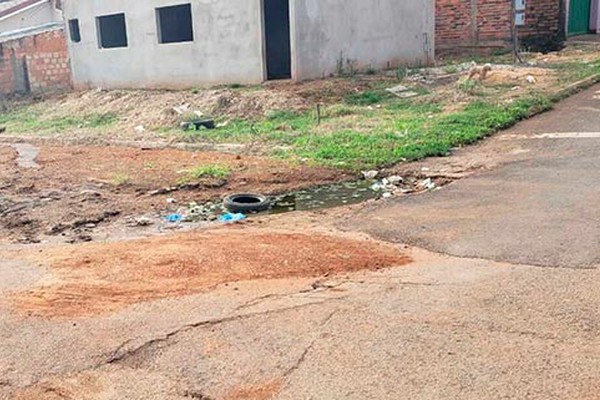 Buraco em rua do bairro Jardim Esperança vira criadouro do Aedes Aegypti e irrita moradores