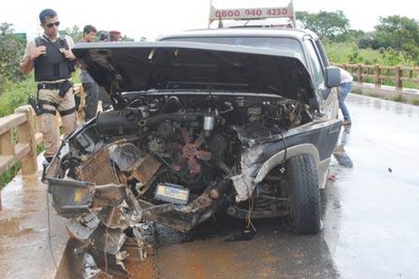 Motorista perde o controle na BR 365 e para na mureta da Ponte do Rio Paranaíba