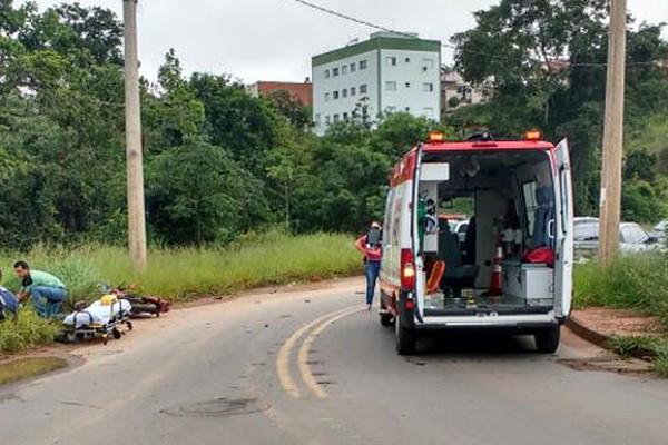 Acidente em curva perigosa do Laranjeiras deixa motociclista gravemente ferido