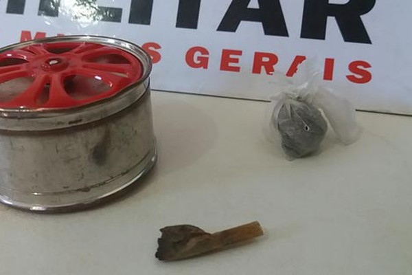 Motorista é preso ao ser flagrado com cigarro de maconha na boca e quase atropelar policial