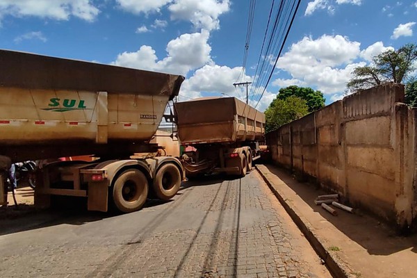 Condutora de Rodotrem erra caminho e causa transtorno após veículo ficar preso na Rua São Geraldo