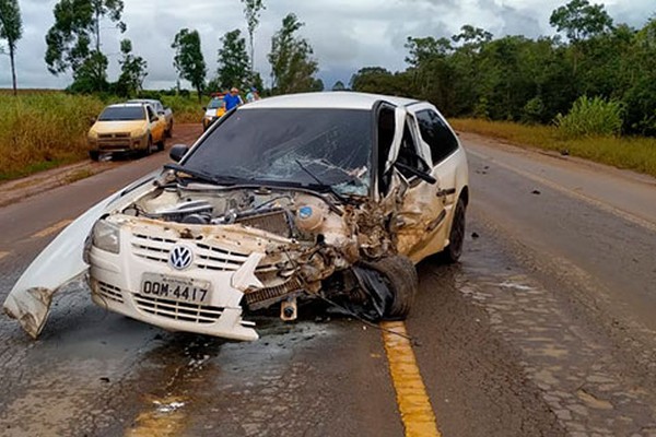 Motorista perde o controle, invade a contramão e fica ferido ao bater em caminhão na BR354