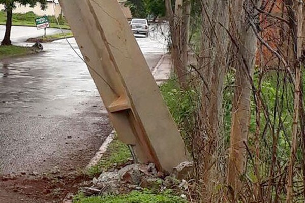 Mais um poste fica pendurado após ser atingido por carro e moradores cobram providências