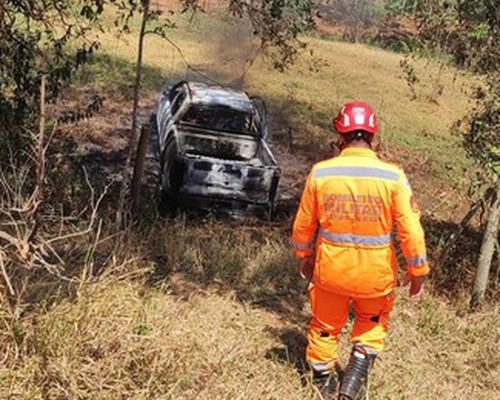 Caminhonete acaba incendiada após motorista bater em dois veículos e fugir