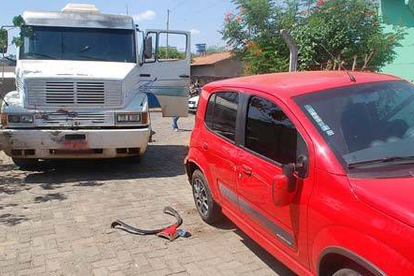 Após aniversário, motorista bate em carro parado e é preso por embriaguez