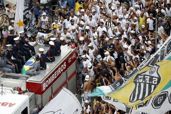 Após fim do velório, corpo de Pelé sai em cortejo por ruas de Santos