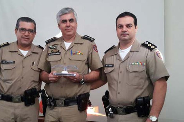 Tenente Coronel Roberto Martins recebe homenagens ao se transferir para a reserva da PM