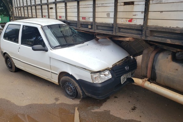 Veículo para debaixo de caminhão em acidente na avenida J.K