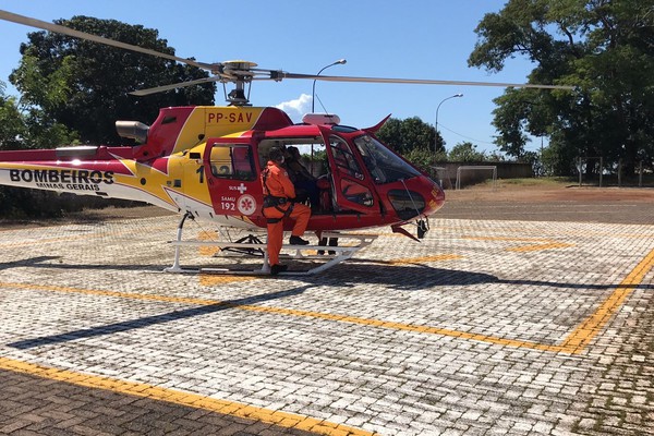 Mãe e filha que estavam isoladas devido às chuvas são resgatadas de helicóptero pelos bombeiros