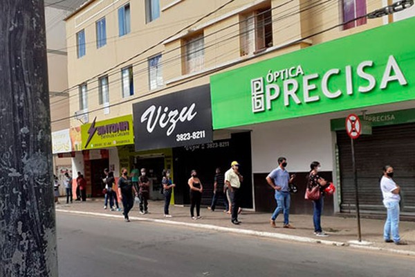 Filas enormes em bancos e supermercados continuam sendo um desafio para as autoridades