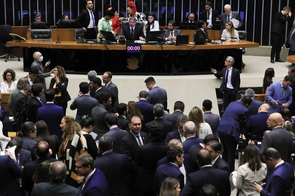 Câmara aprova arcabouço fiscal sem Fundeb e Fundo do DF