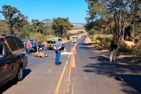 Motociclista morre após bater na traseira de caminhão parado na terceira faixa, na BR365