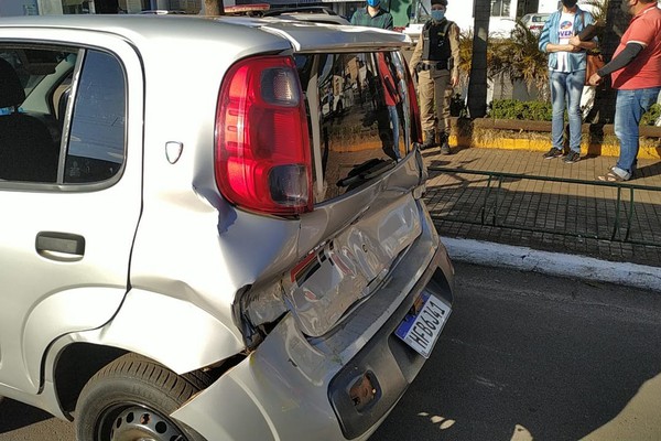 Acidente envolvendo três veículos e um caminhão deixa pessoas feridas na Rua Major Gote