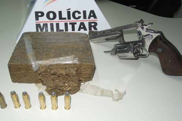 Motorista joga revólver carregado e um quilo de maconha pela janela do carro
