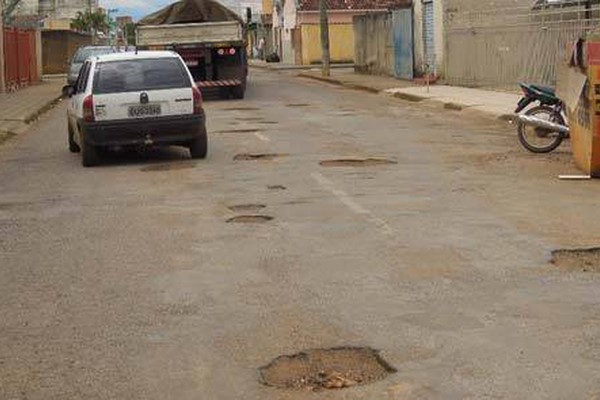 Buracos se multiplicam e morador fica impedido até de entrar na garagem de casa