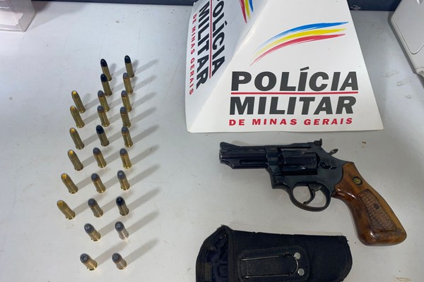 Mulher é presa ao ser flagrada em blitz de trânsito com revólver calibre .38 e muita munição