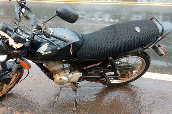 Motociclista fica ferido ao cair na MGC 354 devido à chuva e moto é atingida por bitrem e caminhão