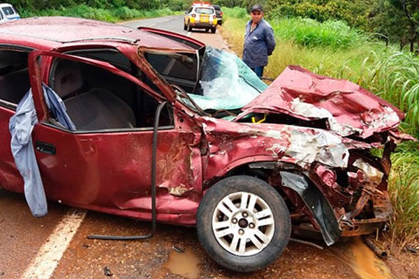 Condutor de 16 anos fica gravemente ferido ao desviar de buracos e bater de frente com carreta