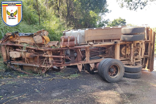 Motorista pula de caminhão carregado com asfalto, e veículo capota na MGC 354