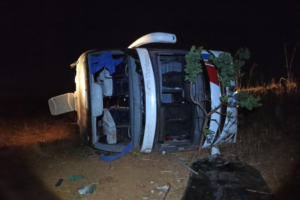 Ônibus com 46 passageiros cai em barranco na BR 146 e deixa um morto e vários feridos