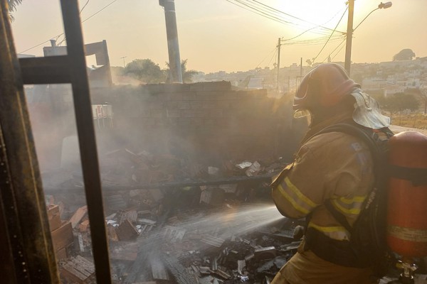 Incêndios em residências em cidades da região mobilizam o Corpo de Bombeiros nesta manhã