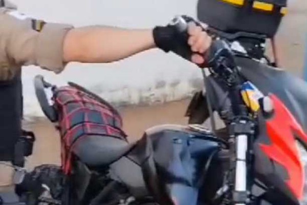 PM mostra antes e depois de moto barulhenta: jovem se gabou por alterar escapamento e ela acabou apreendida